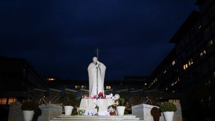 Papež Frančišek se še vedno zdravi. v rimski bolnišnici Gemelli