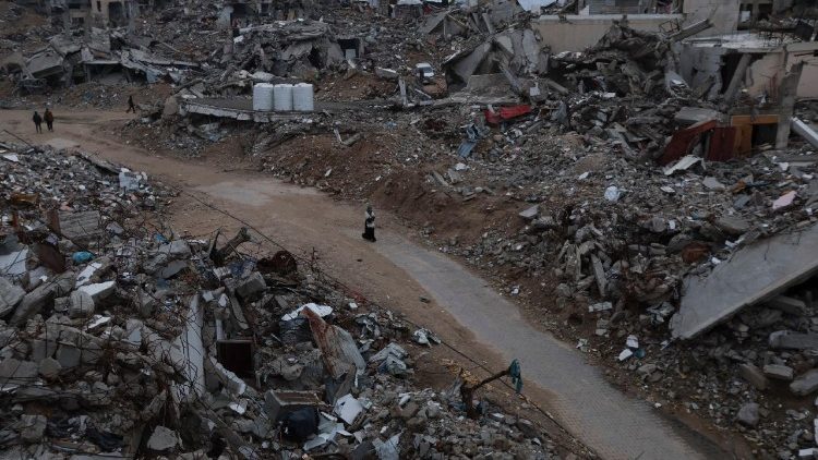 Palestinos em Khan Younis em meio aos escombros da Faixa de Gaza (Reuters)