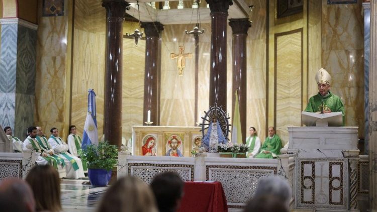 O cardeal vigário Baldassare Reina preside a Missa na igreja nacional argentina em Roma