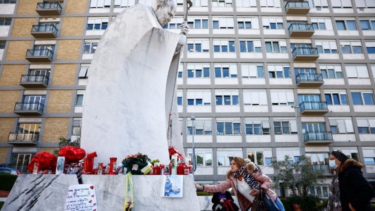 Praça interna do Hospital Agostino Gemelli