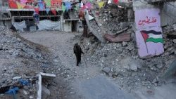 खान यूनिस में, आगामी पवित्र रमजान महीने की तैयारी के लिए फिलिस्तीनी खरीदारी कर रहे हैं।