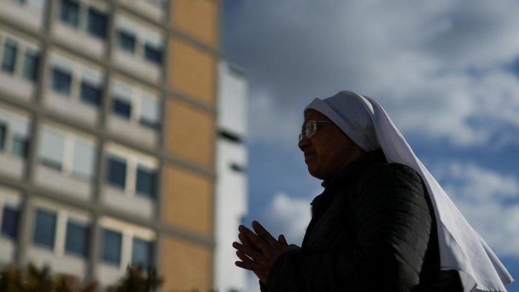 Nieustannie trwają modlitwy w intencji Franciszka pod Kliniką Gemelli