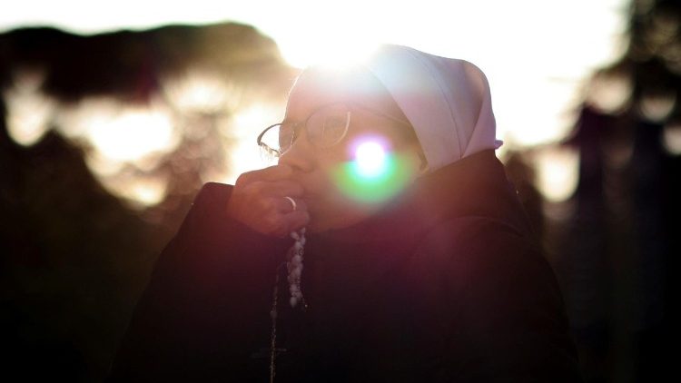 El mundo entero reza para que el Papa Francisco recupere pronto sus fuerzas y su salud