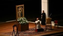 Prevost bíboros vezette a rózsafüzér imádságot 