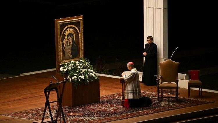 Prevost bíboros vezette a rózsafüzér imádságot 