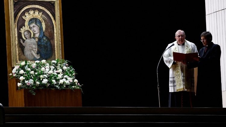 संत पेत्रुस महागिरजाघर के प्रांगण में संत पापा फ्रांसिँस के स्वास्थ्य के लिए रोज़री प्रार्थना का पाठ 