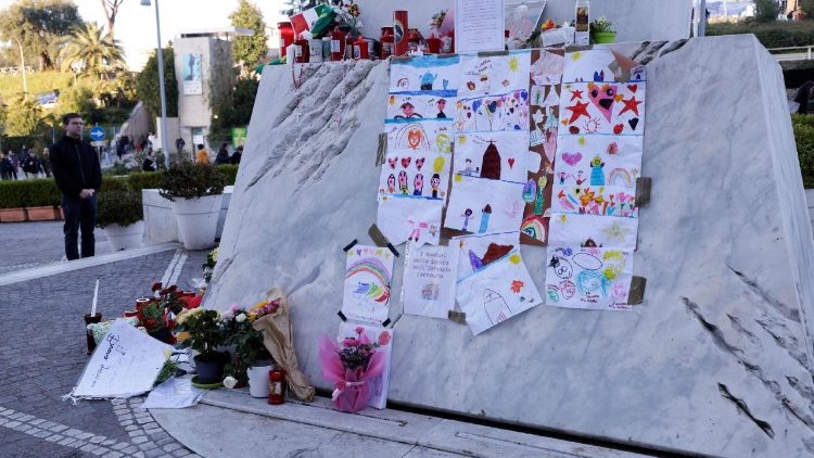 Folytatódik Ferenc pápa kórházi kezelése