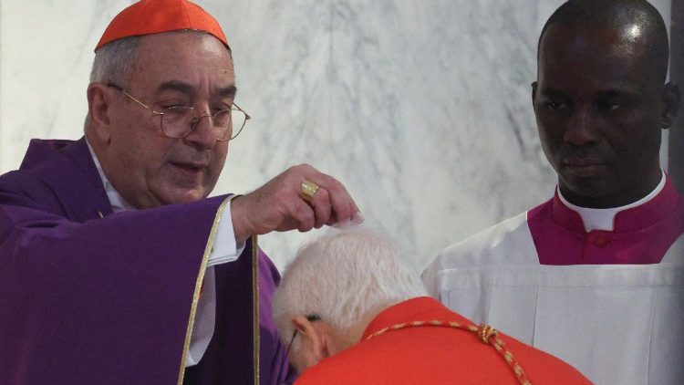 Kardinal De Donatis legt dem Dekan des Kardinalskollegiums, Kard. Giovanni Battista Re, das Aschenkreuz auf