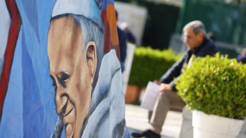 Pope's clinical condition stable as medical therapy continues