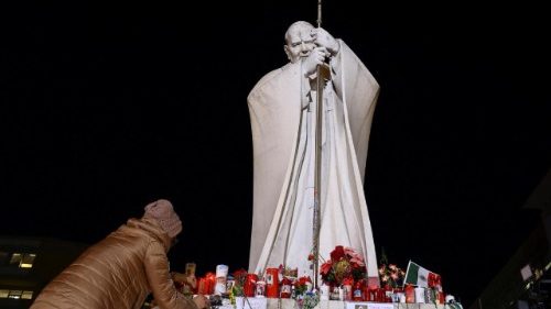 Le Pape au Gemelli: des param&egrave;tres et des tests sanguins stables, la th&eacute;rapie se poursuit