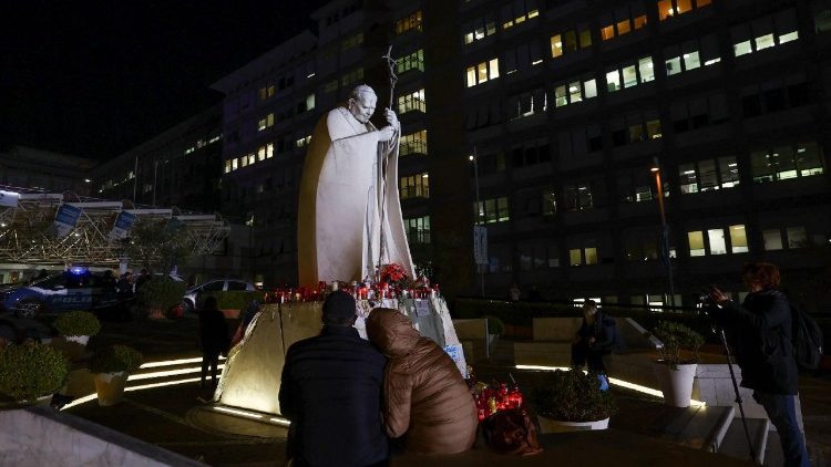 Papa Francisko anaendelea na matibanu huko Hospitalini Gemelli.
