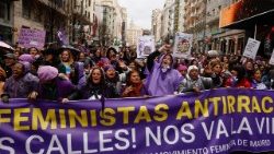 பெண்களுக்கு எதிரான வன்முறைக்காகப் போராடும் பெண்கள்