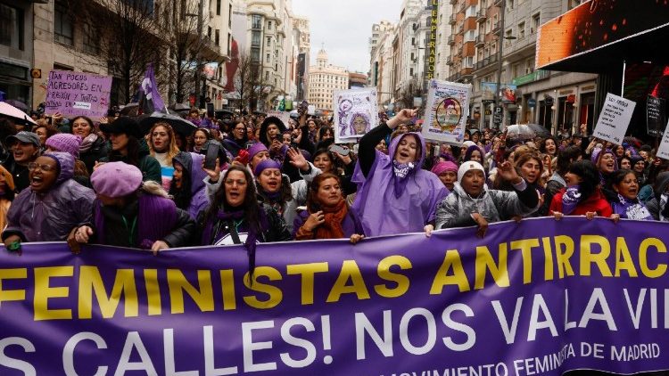 பெண்களுக்கு எதிரான வன்முறைக்காகப் போராடும் பெண்கள்