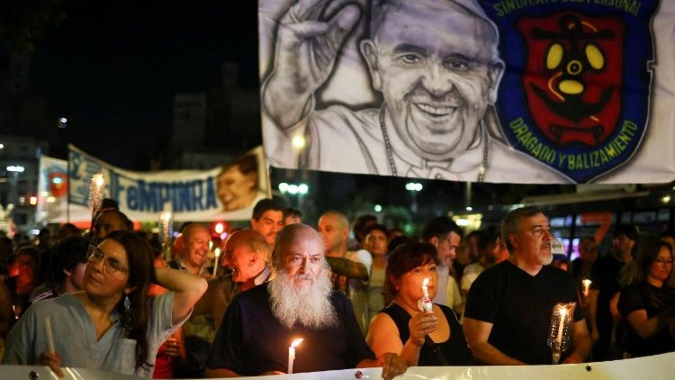 Người dân Argentines cầu nguyện cho Đức Thánh Cha tại nhà thờ chính tòa Buenos Aires