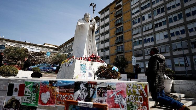 Խումբ մը կամաւորներ Ճեմելլի հիւանդանոցի տարածքին