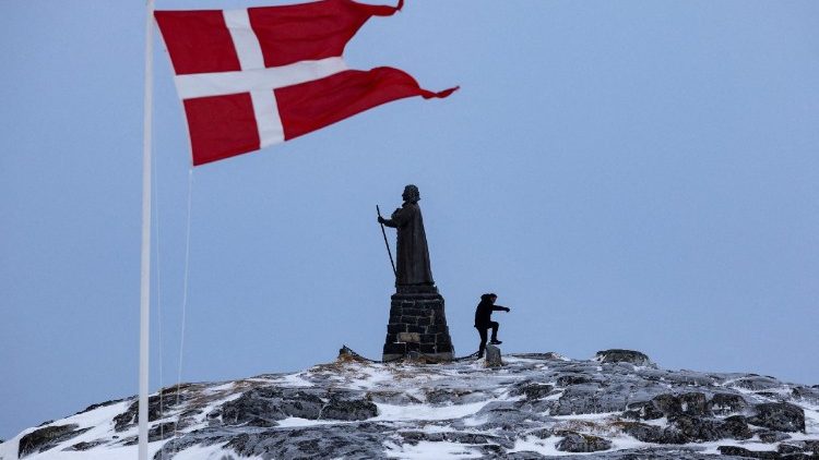 Una bandera de Dinamarca en la ciudad de Nuuk, capital de Groenlandia 