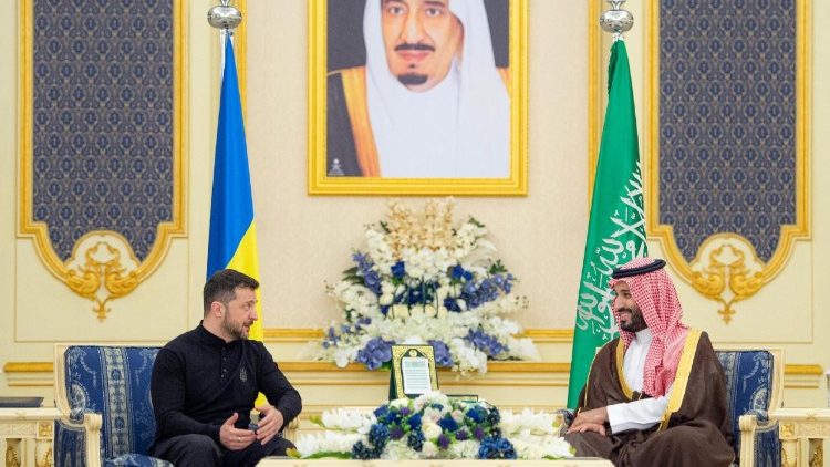 Il presidente ucraino Zelenskiy incontra il principe Bin Salman in Arabia Saudita alla vigilia dei colloqui di pace Ucraina - Stati Uniti