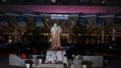 Praça interna do Hospital Agostino Gemelli