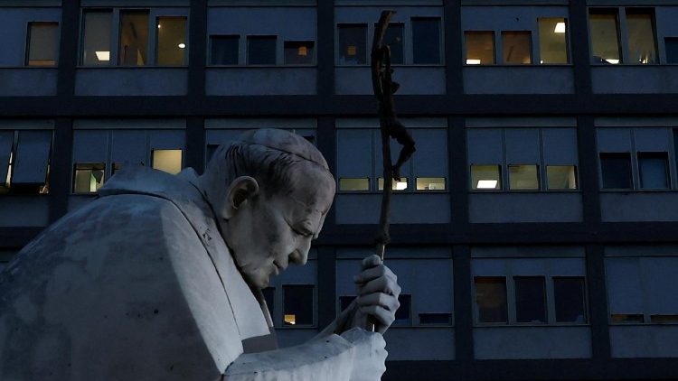 Помнік Яна Паўла ІІ ля клінікі "Джэмэлі"