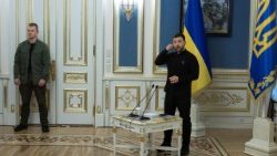 यूक्रेनी राष्ट्रपति वोलोडिमिर ज़ेलेंस्की कीव में एक प्रेस ब्रीफिंग के दौरान बोलते हुए