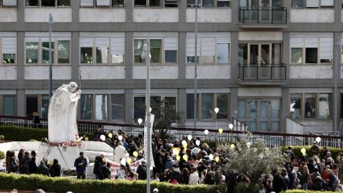 Pope from Gemelli: Praise God, Who never abandons us