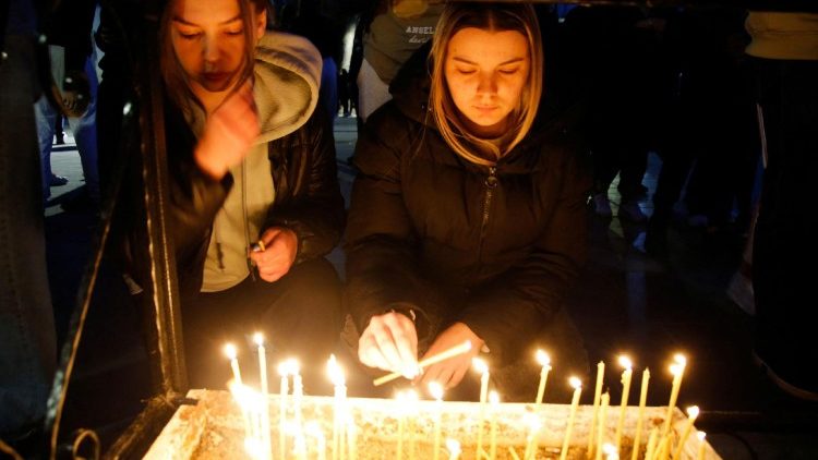 Rugăciuni și lumânări aprinse pentru victimele incendiului de la Kocani, în Macedonia de Nord