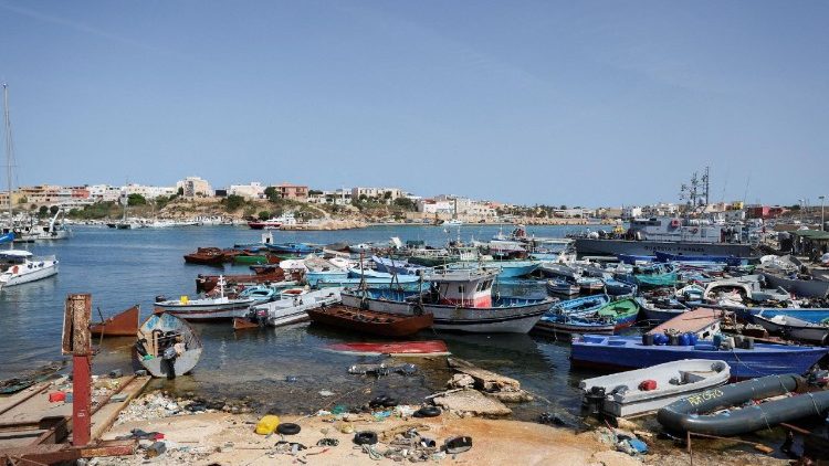 La ferula è stata costruita con i chiodi provenienti dai barconi approdati a Lampedusa