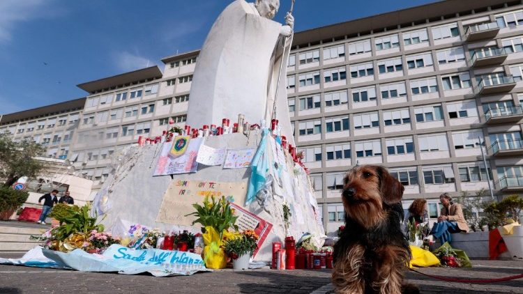 Vor der Gemelli-Klinik in Rom