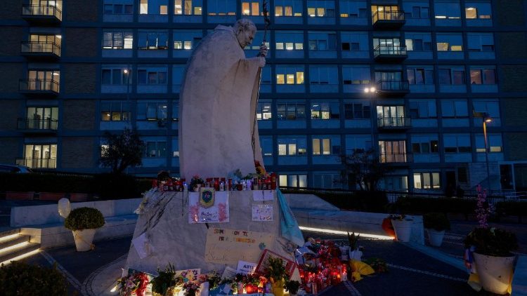 Papa Francisko anaendelea na matibabu katika hospitali ya Gemelli, Roma.