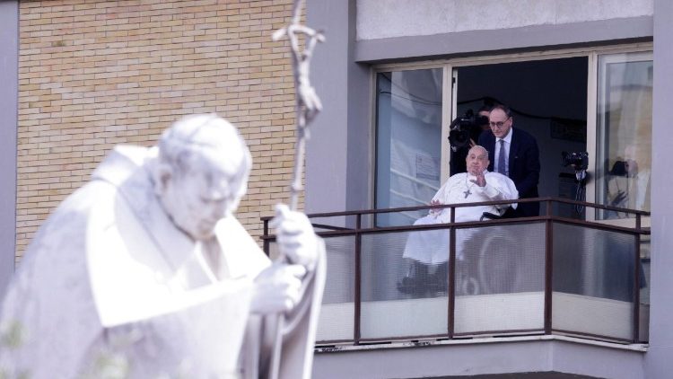 退院前に人々に挨拶する教皇フランシスコ　2025年3月23日　ローマ、ジェメッリ総合病院