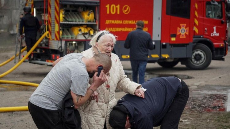Una donna ucraina ferita a Sumy dai bombardamenti russi (Reuters)