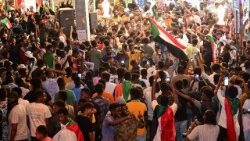 Festeggiamenti a Khartoum dopo la riconquista della capitale da parte dell'esercito