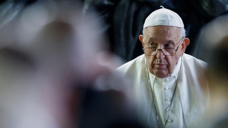 Францішак падчас малітвы за мігрантаў і бежанцаў на Плошчы Святога Пятра. Архіўнае фота