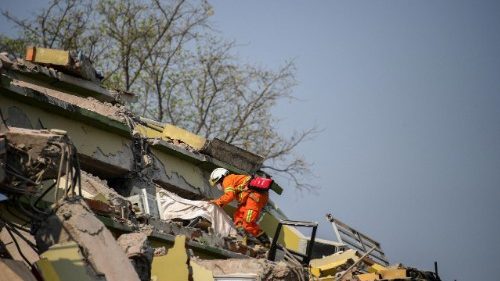 Terremoto en Myanmar: La gente excava entre los escombros con sus propias manos