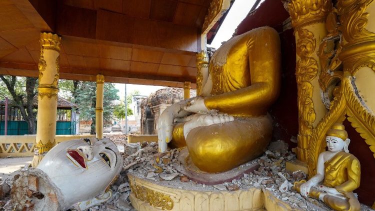 Zerbrochene Buddha-Statue in Zentralmyanmar