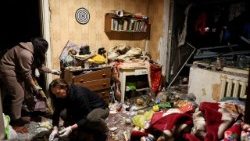 L'interno di una casa colpita ieri da un missile a Kryvyi Rih, nel centro dell'Ucraina