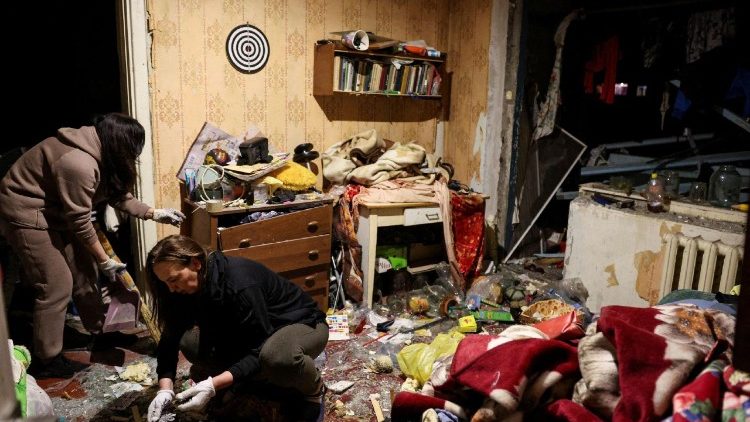 L'interno di una casa colpita ieri da un missile a Kryvyi Rih, nel centro dell'Ucraina