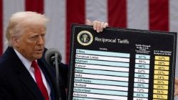 Le président Donald Trump dévoilant le tableau des droits de douane par pays, le 2 avril 2025