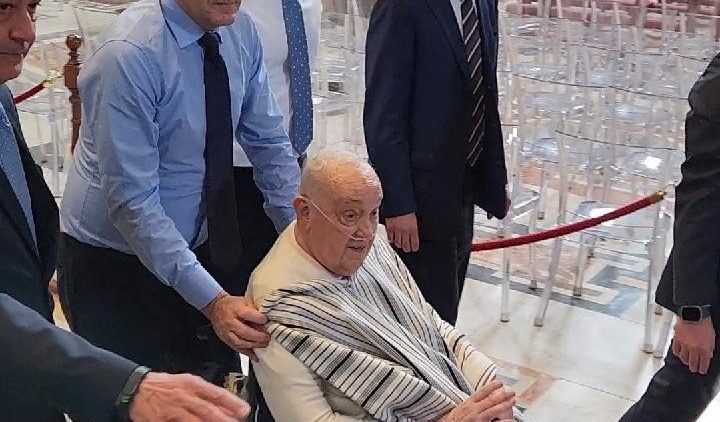 ഫ്രാൻസീസ് പാപ്പാ, പാപ്പായുടെ വേഷമണിയാതെ, വിശുദ്ധ പത്രോസിൻറെ ബസിലിക്കയിൽ എത്തിയപ്പോൾ, 10/04/25, വ്യാഴം