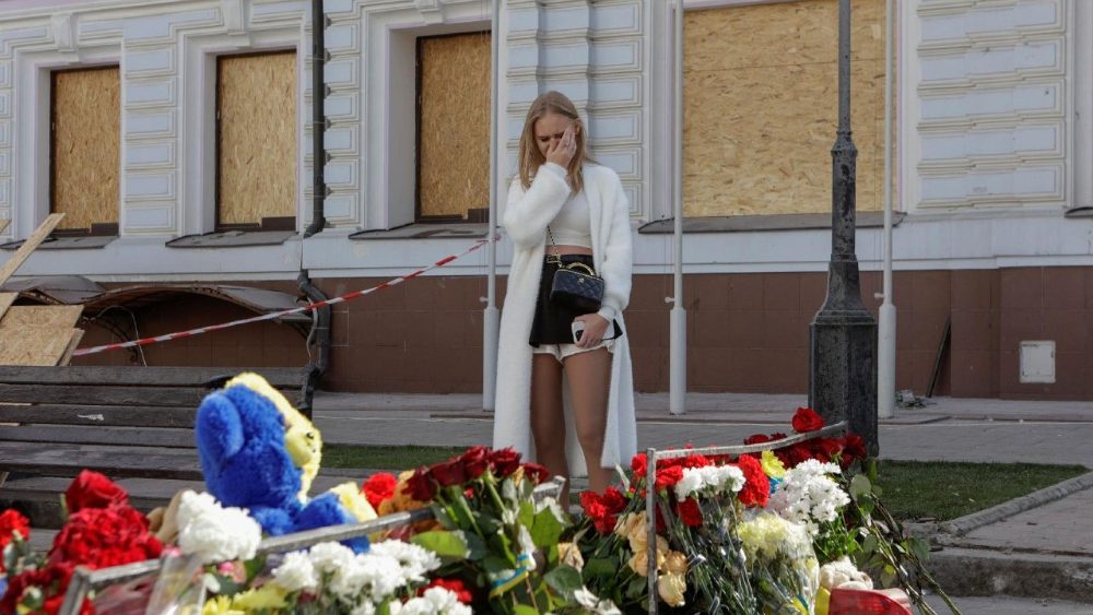 Ucraniana chora ao visitar um memorial improvisado no local onde dezenas de moradores foram mortos por um ataque de míssil russo, em meio ao ataque russo à Ucrânia, em Sumy, Ucrânia, em 14 de abril de 2025. REUTERS/Sofiia Gatilova