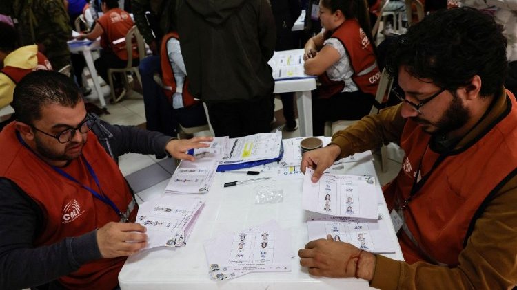 Delegados electorales revisan las papeletas en la delegación del Consejo Nacional Electoral en Pichincha, durante una auditoría estándar de votos. (REUTERS)