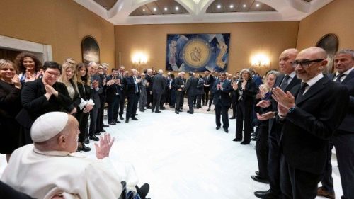 Pope welcomes Gemelli hospital physicians and staff to the Vatican