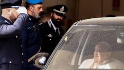 Францішак пакідае турму "Regina Coeli" пасля наведвання зняволеных