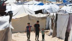 Sfollati palestinesi in un campo profughi di Khan Younis