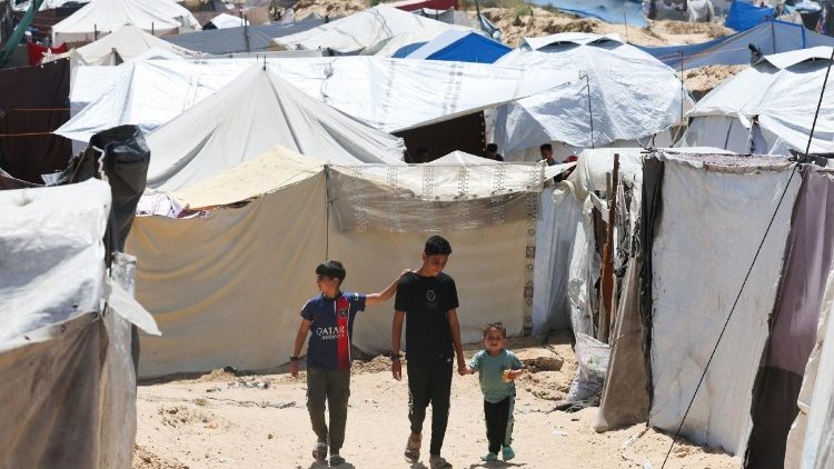 Sfollati palestinesi in un campo profughi di Khan Younis