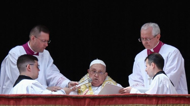 संत पापा, पास्का रविवार को वाटिकन झरोखे से विश्व को आशीर्वाद देते हुए