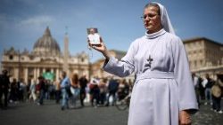 Eine Ordensfrau auf dem Petersplatz an diesem Ostermontag, Sterbetag von Papst Franziskus
