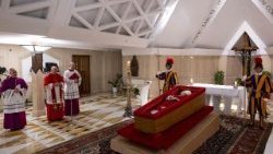 Ferenc pápa koporsója a Szent Márta-ház kápolnájában