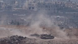 Tank israeliani in azione nel nord della Striscia di Gaza