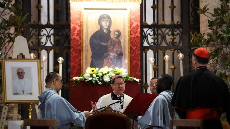 Tagle bíboros vezetésével rózsafűzér imádság a Santa Maria Maggiore bazilika előtt